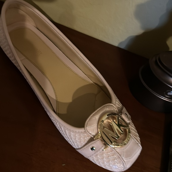 Michael Kors woman’s 6M blush pink flats. - Picture 7 of 7
